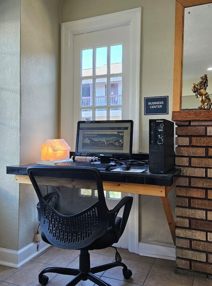 Фото Travelodge by Wyndham Wenatchee