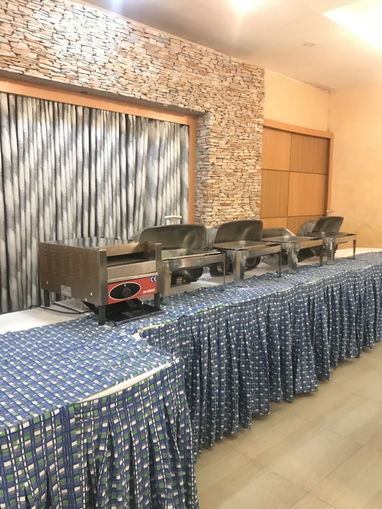 Фото Warri Wetland Hotel