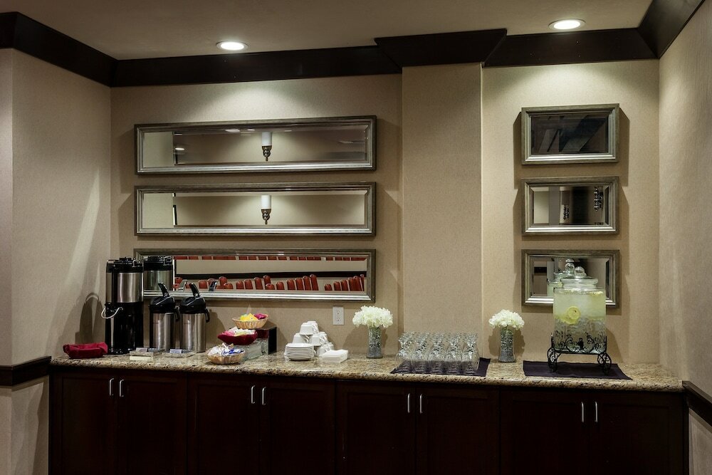 Фото Crowne Plaza Anchorage Midtown, an Ihg Hotel