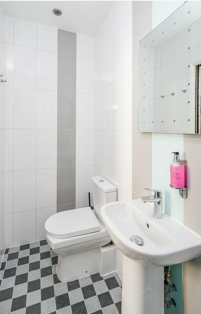 Фото Oyo Bakers Hotel London Victoria