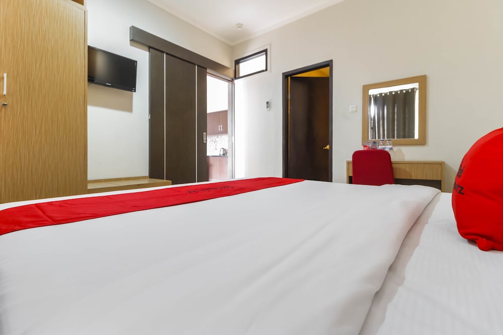 Фото RedDoorz Plus near Pantai Losari