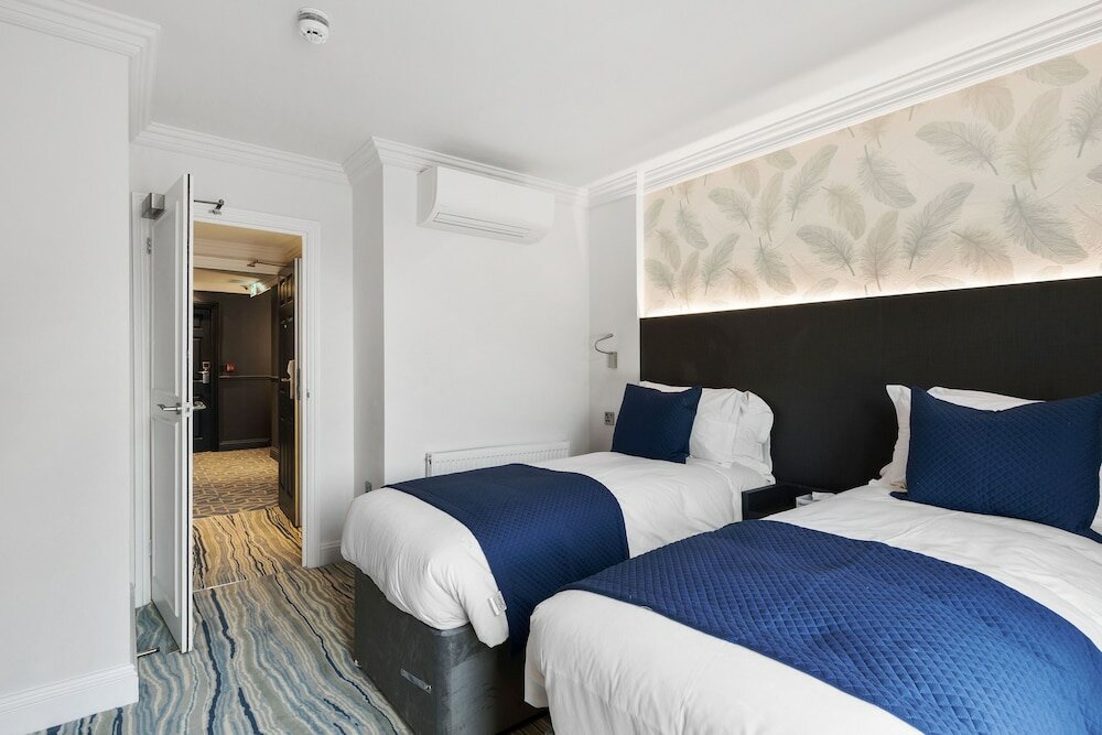 Фото Commodore Hotel