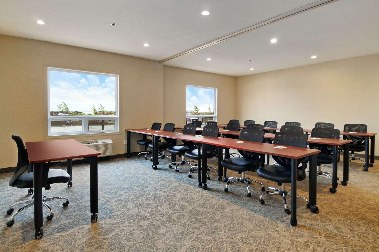 Фото Days Inn by Wyndham Regina Airport West