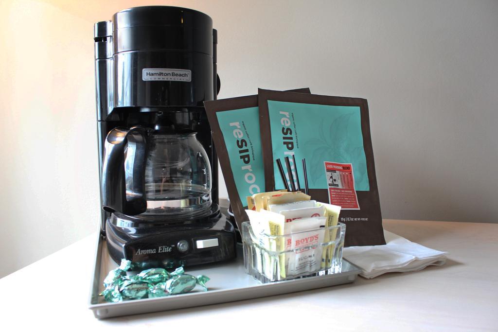 Фото Quarterdeck Inn & Marina Resort