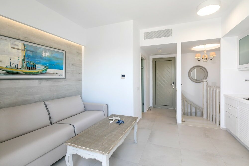 Фото White Pearls Luxury Suites - Adults Only