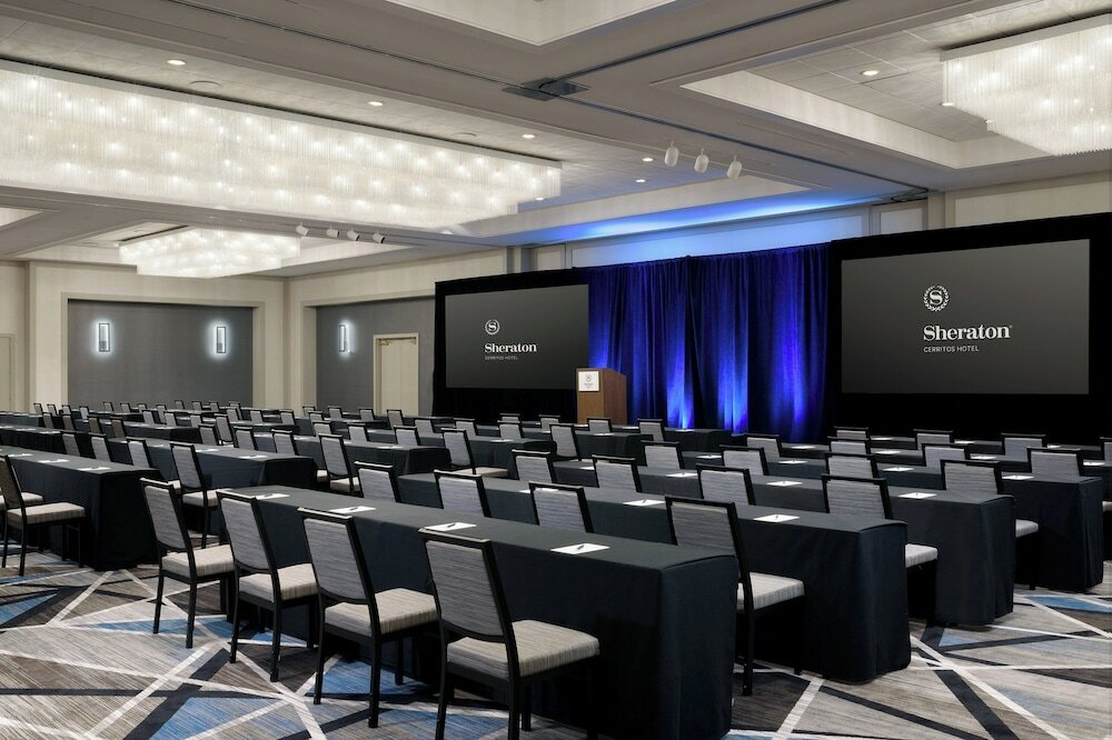 Фото Sheraton Cerritos Hotel