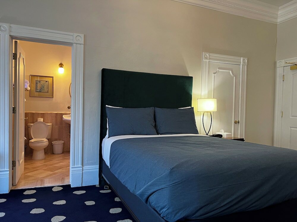 Фото The Sterling Hotel