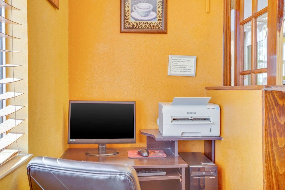 Фото Econo Lodge Inn & Suites