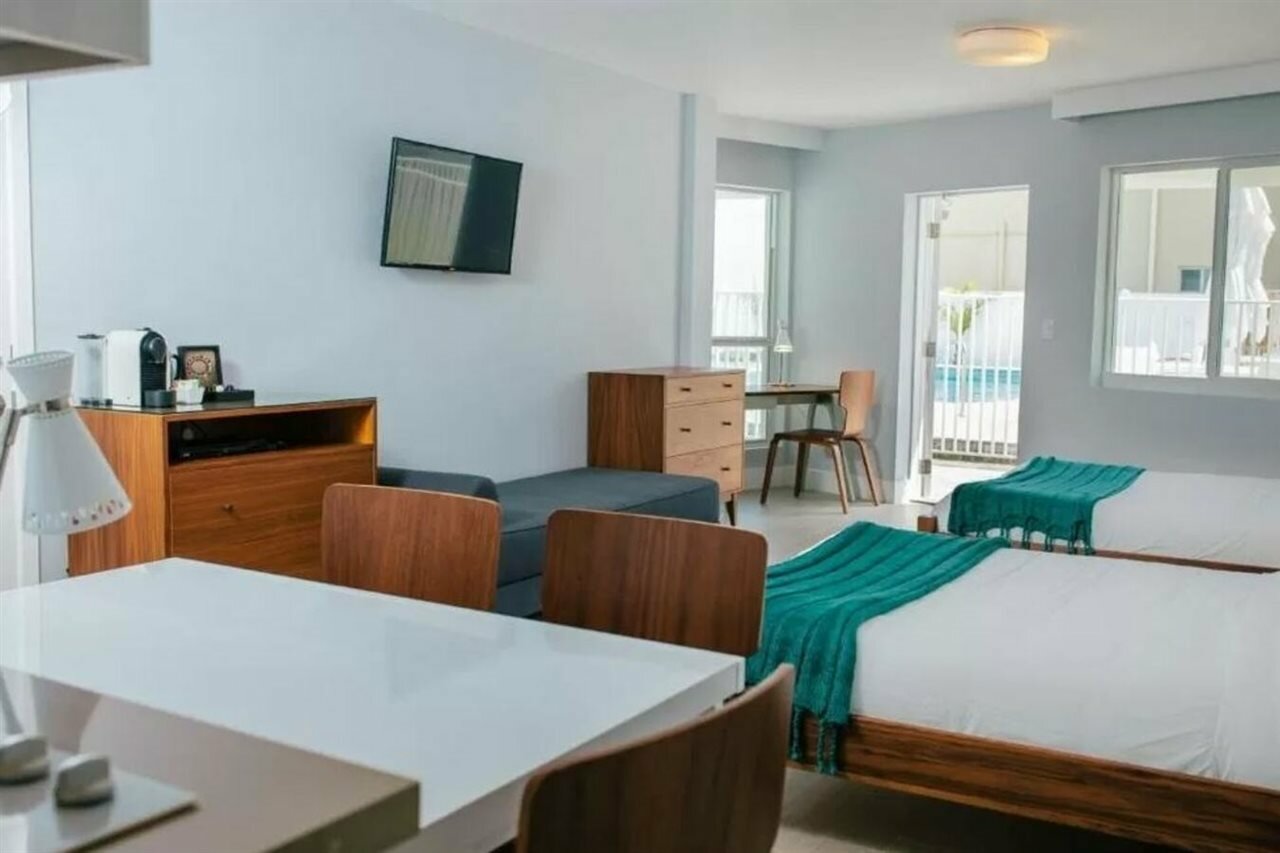 Фото Tides Inn Hotel