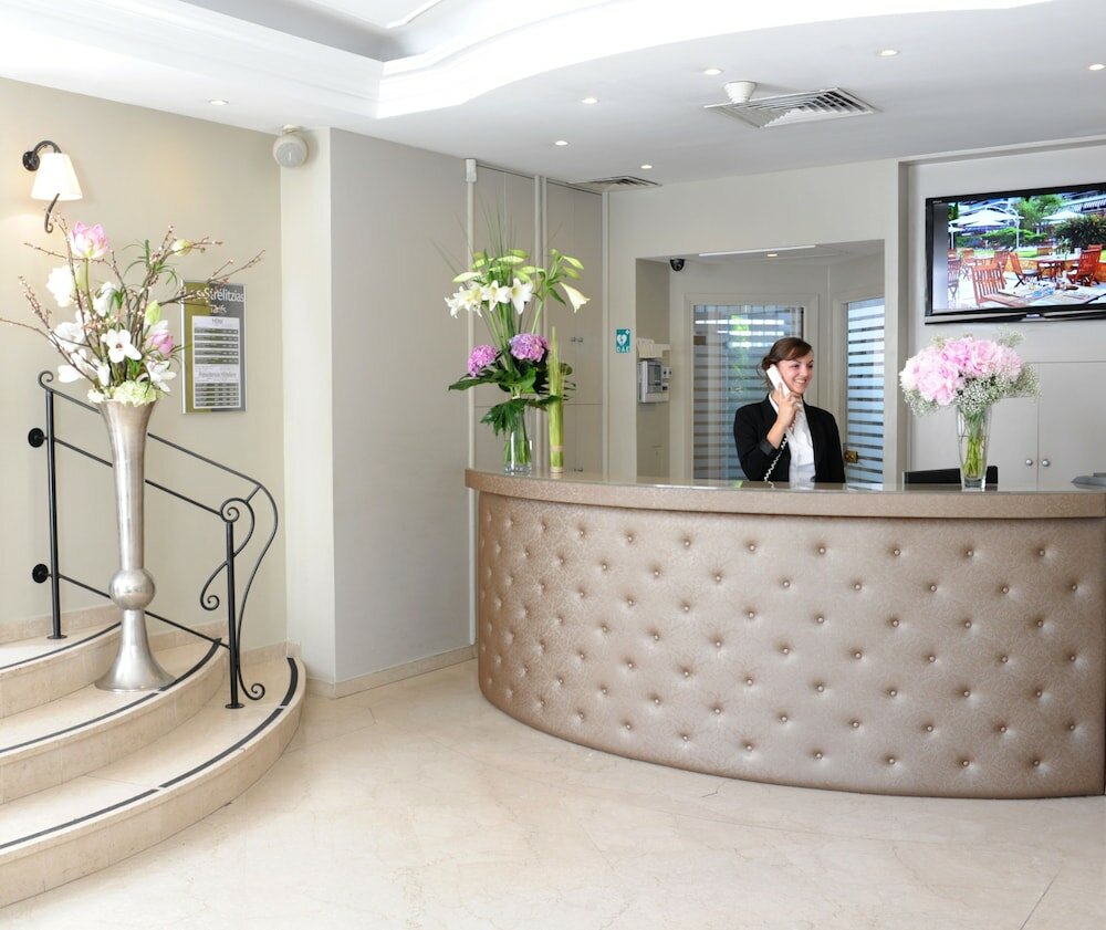 Фото The Originals Boutique, Hôtel Les Strélitzias, Antibes