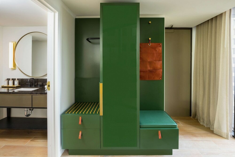 Фото C. Baldwin, Curio Collection by Hilton