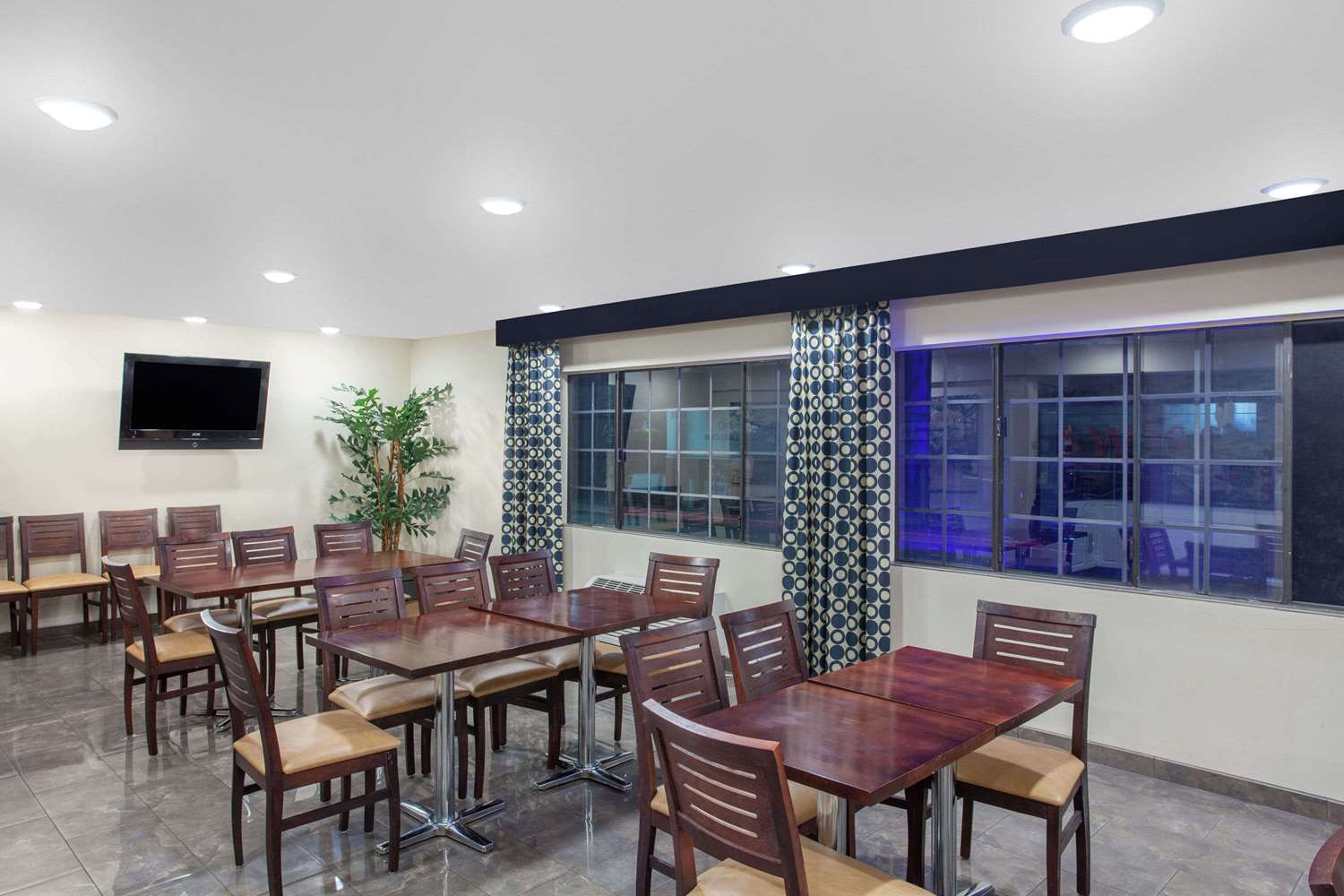 Фото Ramada by Wyndham Culver City