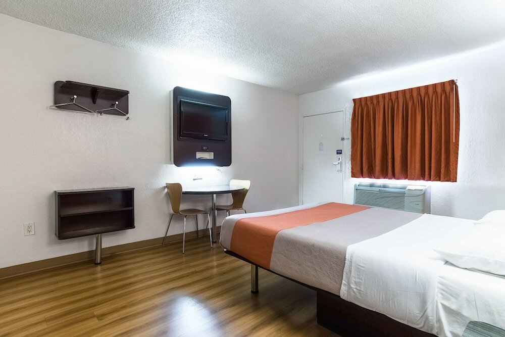 Фото Motel 6 Long Beach, Ca - International City