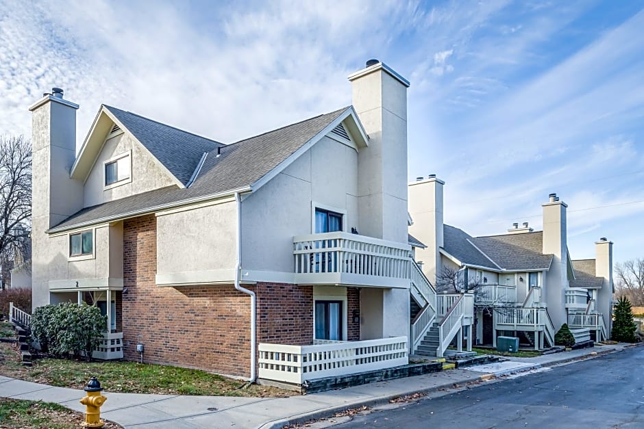 Фото Cloverleaf Suites Kansas City - Overland Park