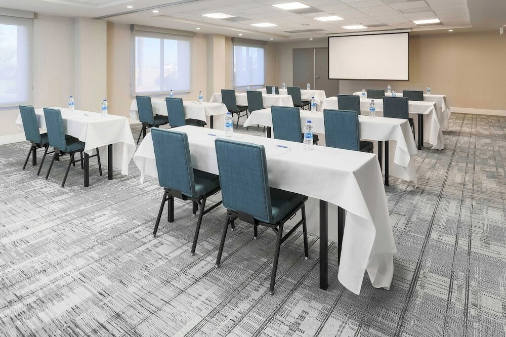 Фото Four Points by Sheraton Ontario-Rancho Cucamonga