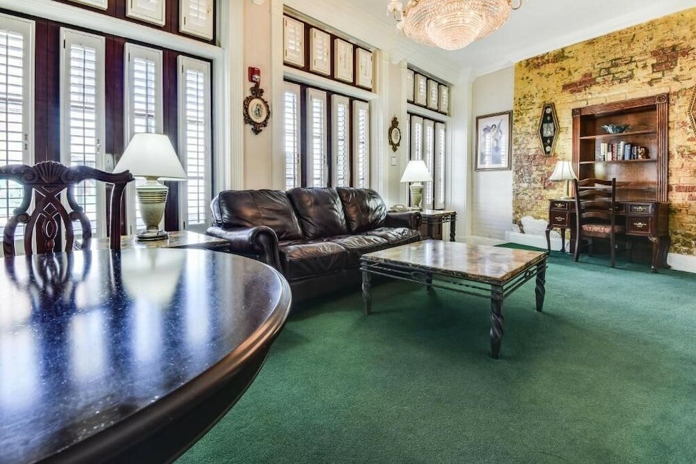 Фото Plaza Suites Downtown New Orleans