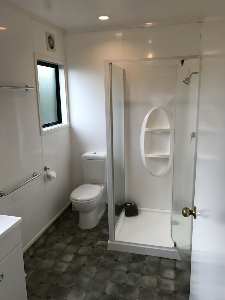 Фото Cedarwood Lakeside Motel & Conference Venue