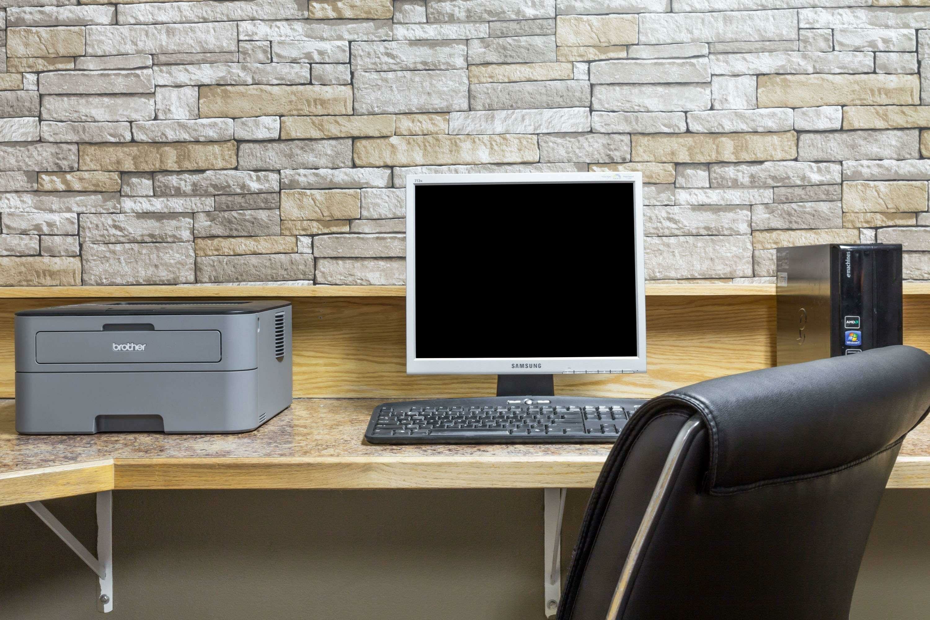 Фото Super 8 by Wyndham Logan