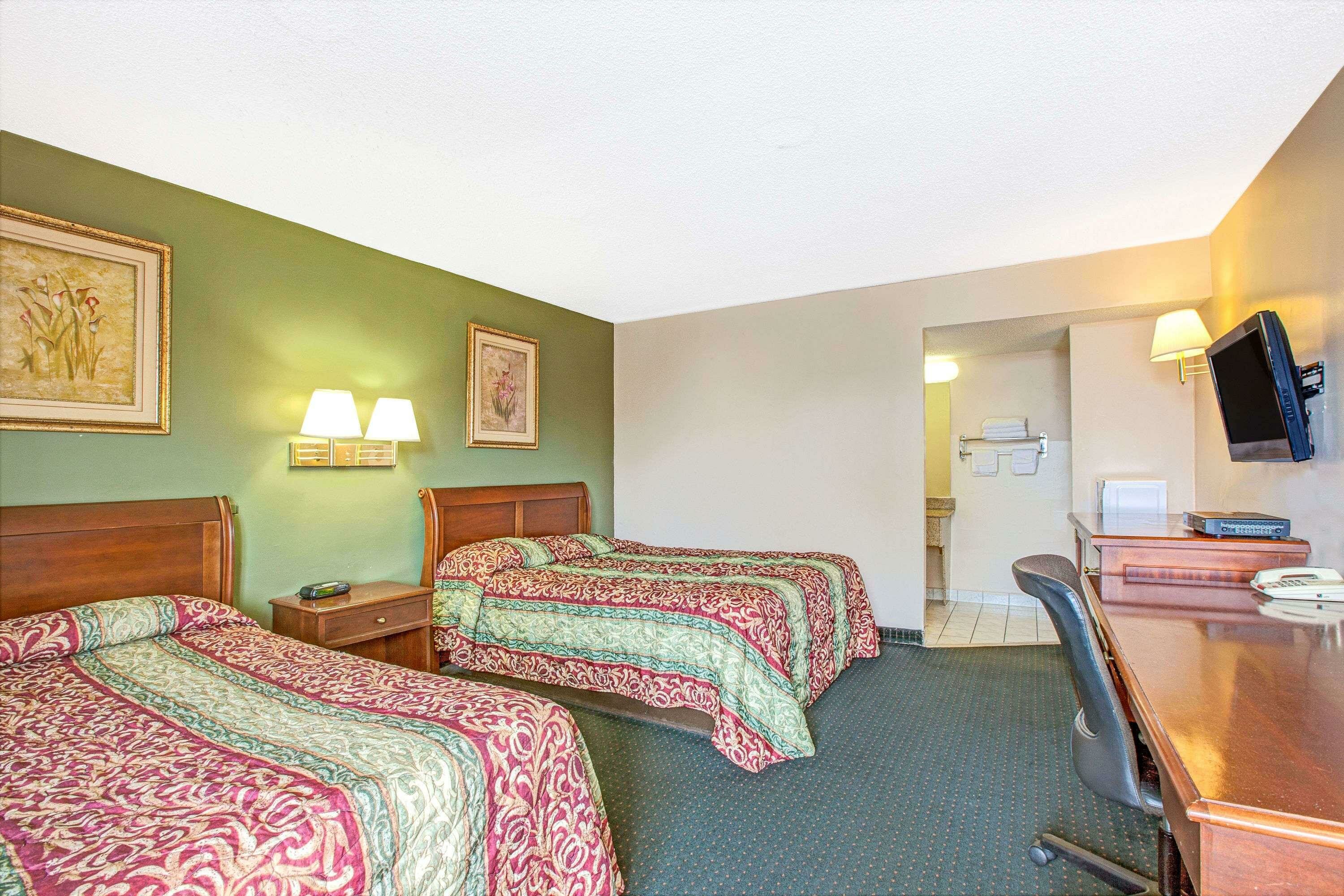 Фото Knights Inn South Hackensack