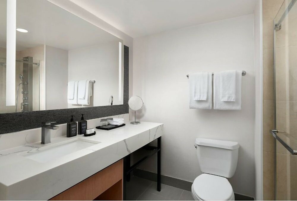 Фото Sheraton Ontario Airport Hotel
