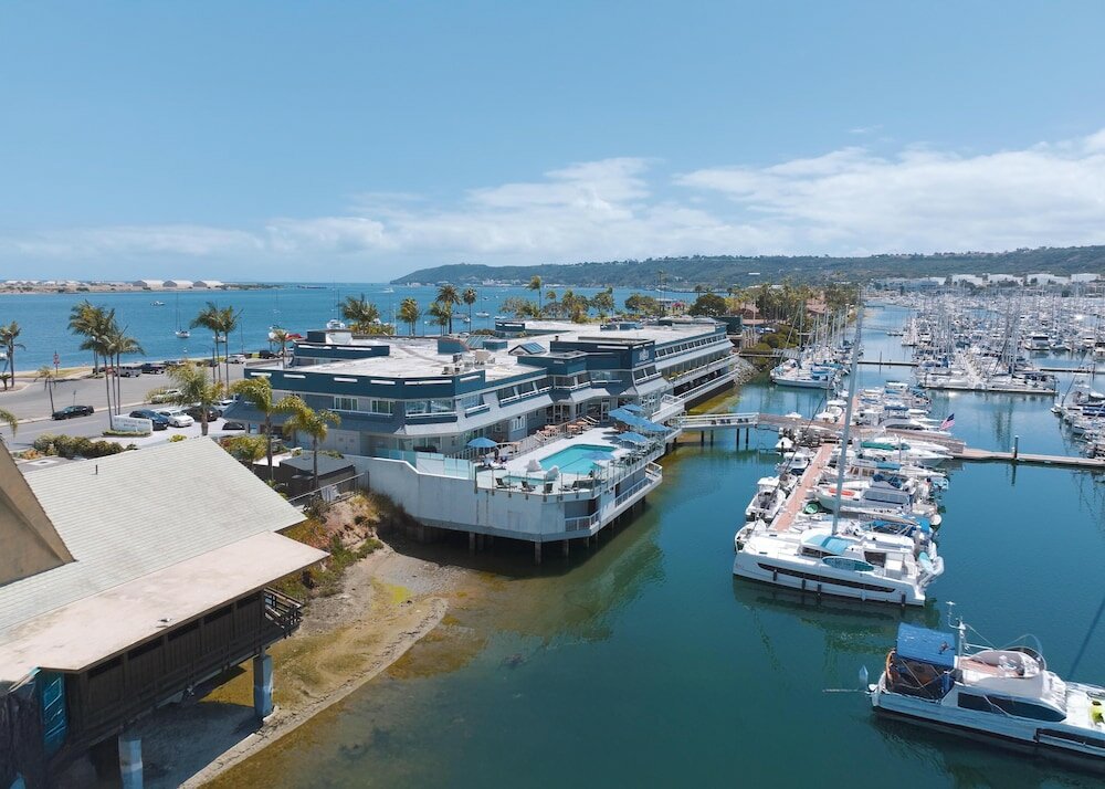 Фото Bay Club Hotel & Marina