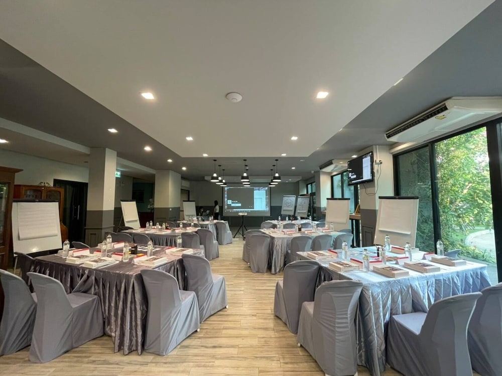 Фото Bangkok Oasis Hotel