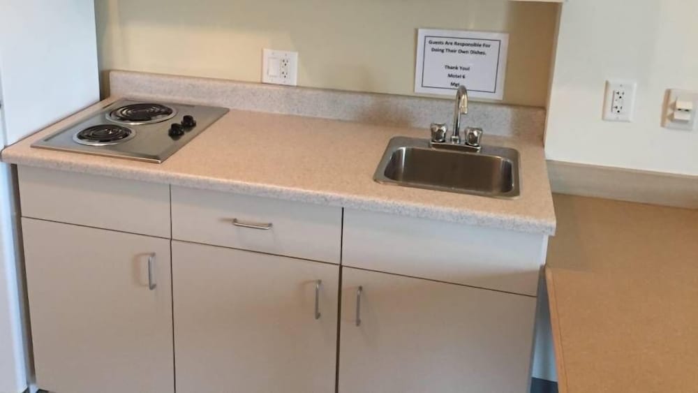 Фото Motel 6 Estevan Sk