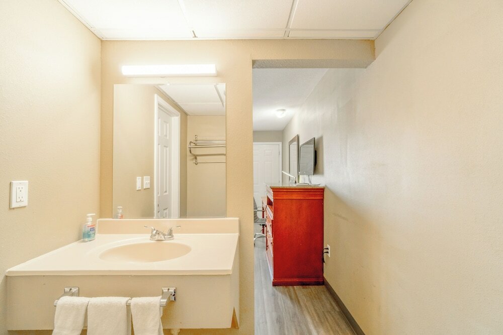 Фото Deluxe Inn & Suites By OYO Miami OK