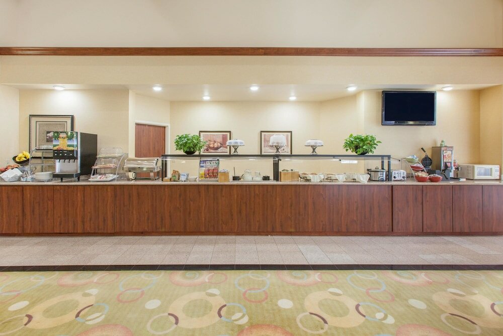 Фото Hawthorn Suites by Wyndham Midwest City Tinker Afb