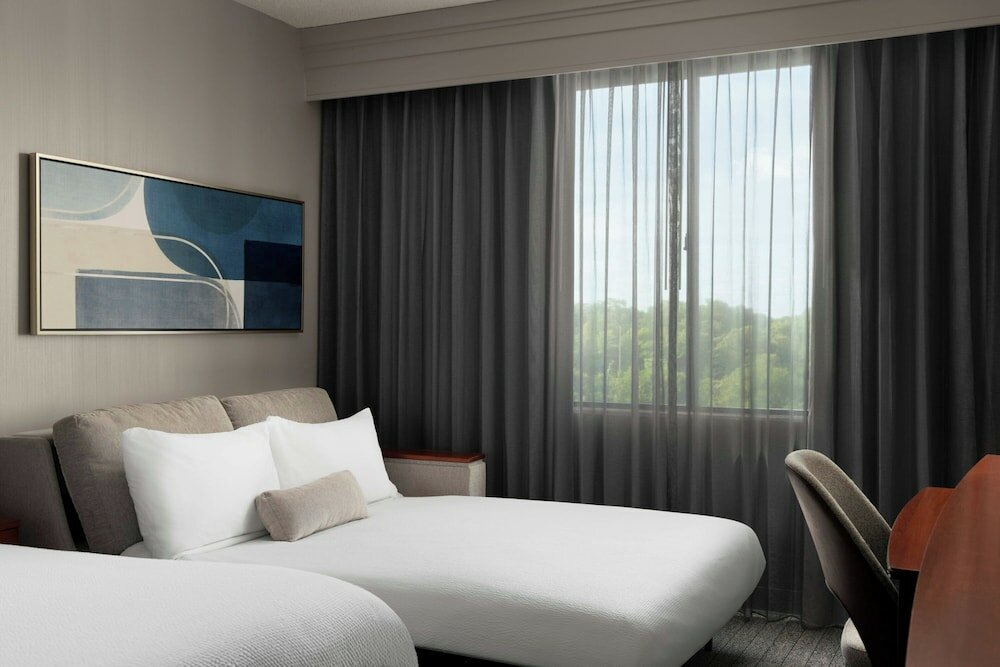 Фото Courtyard by Marriott Long Island MacArthur Airport