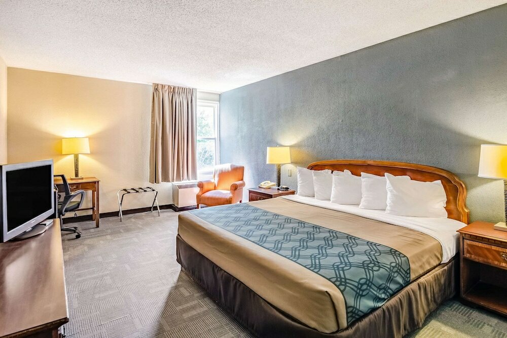 Фото Econo Lodge Inn & Suites Radford-Blacksburg Area