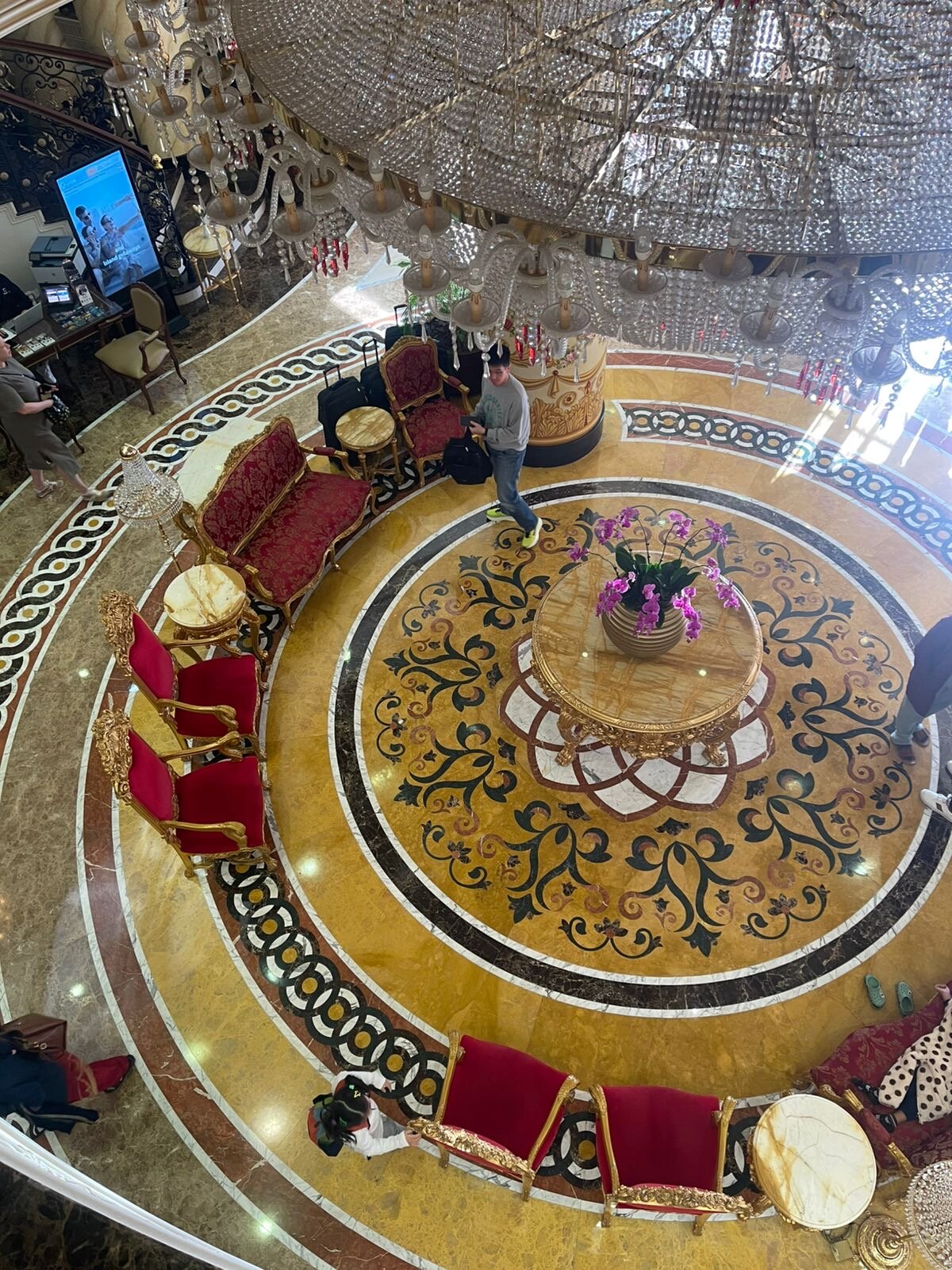 Фото Royal Rose Abu Dhabi, a Curio Collection by Hilton Affiliated Hotel