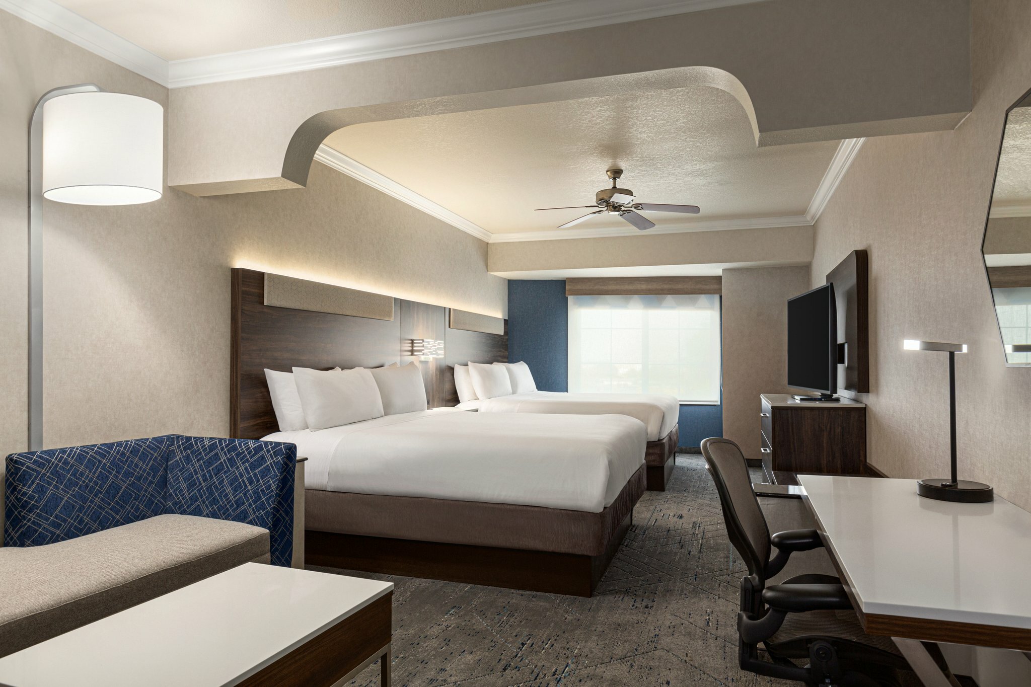Фото Holiday Inn Express and Suites Bakersfield Central, an Ihg Hotel