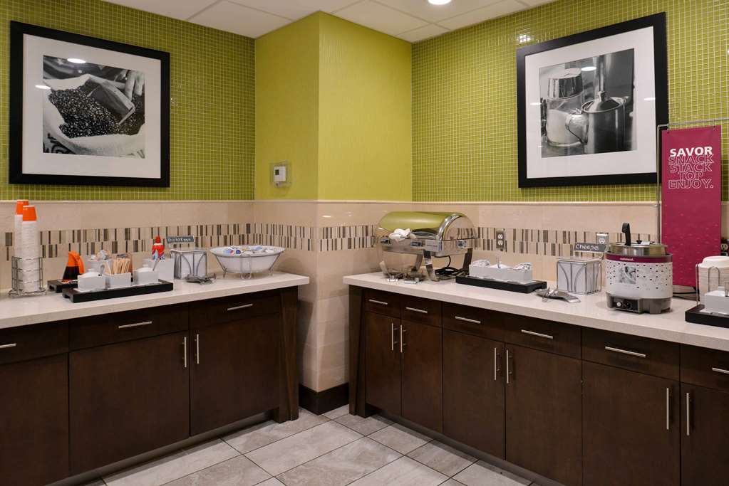Фото Hampton Inn & Suites Dallas Market Center