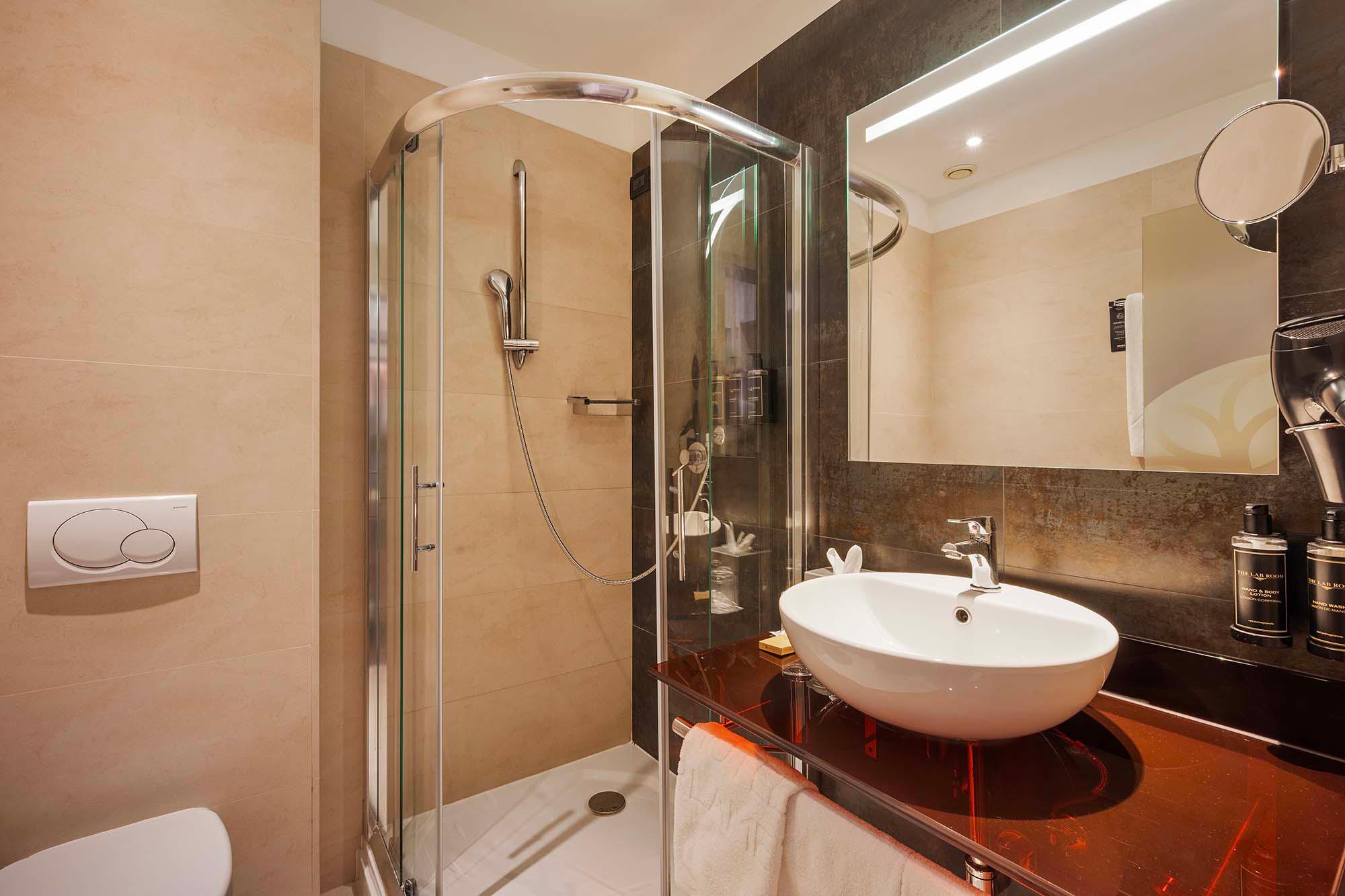 Фото Ikonik Parlament