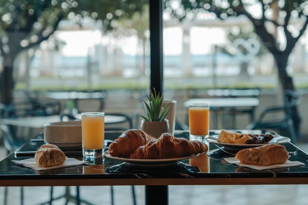 Фото Hôtel Vacances Bleues Le Royal