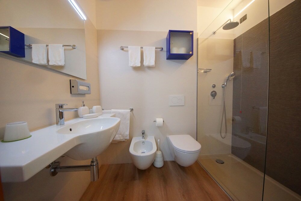 Фото Ambassador Suite Hotel