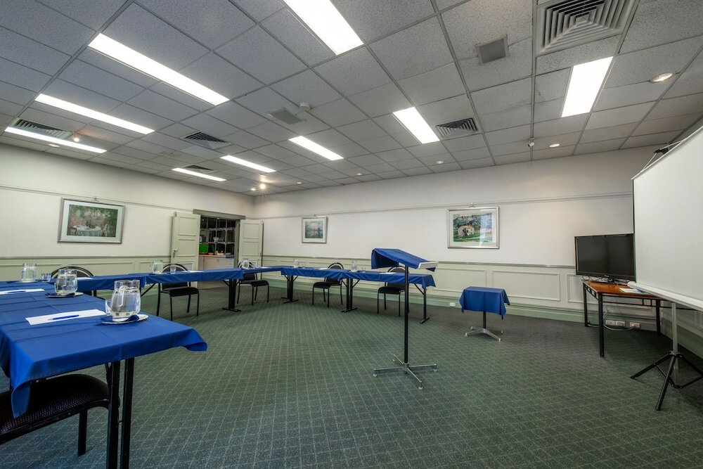 Фото Twin Towers Inn