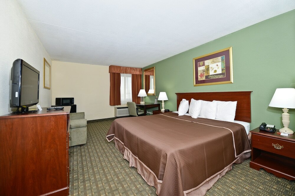 Фото Howard Johnson Hotel by Wyndham Newark Airport