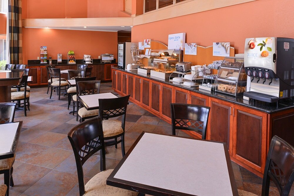 Фото Holiday Inn Express Clearwater East - Icot Center, an Ihg Hotel