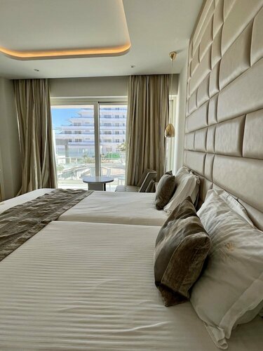 Внешний вид отеля Constantinos The Great Beach Hotel в Паралимни, фото 3