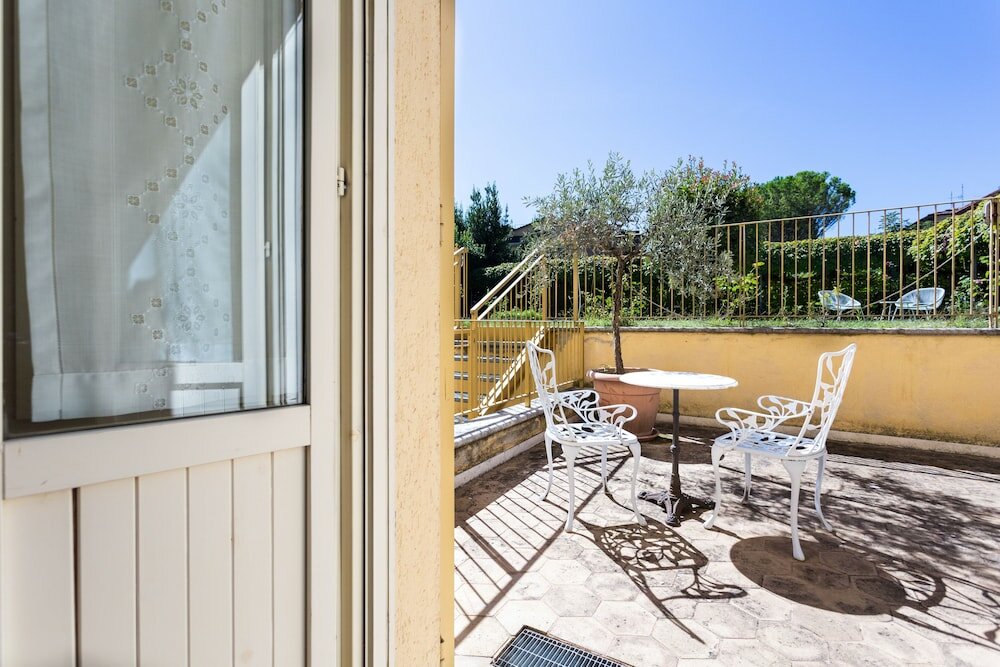 Фото Racetrack Road Hotel