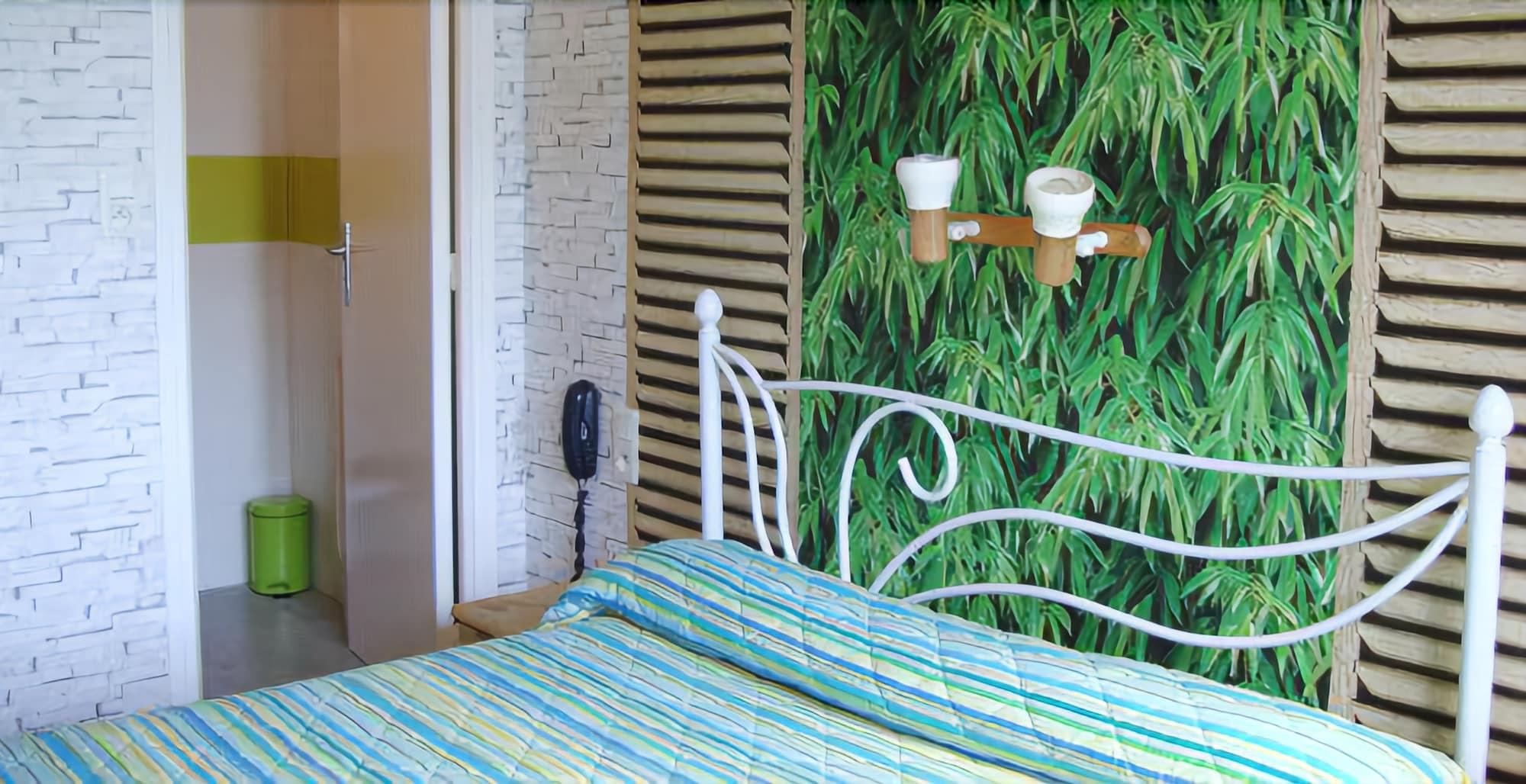 Фото Hôtel Les Myrtes