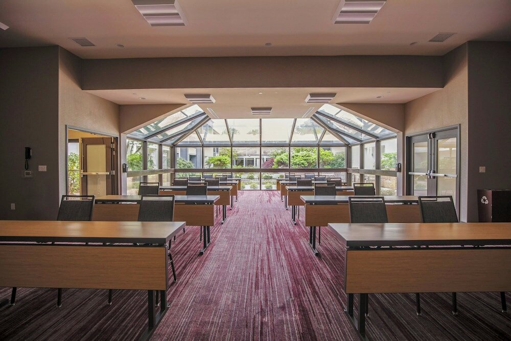 Фото Courtyard by Marriott Lincroft Red Bank