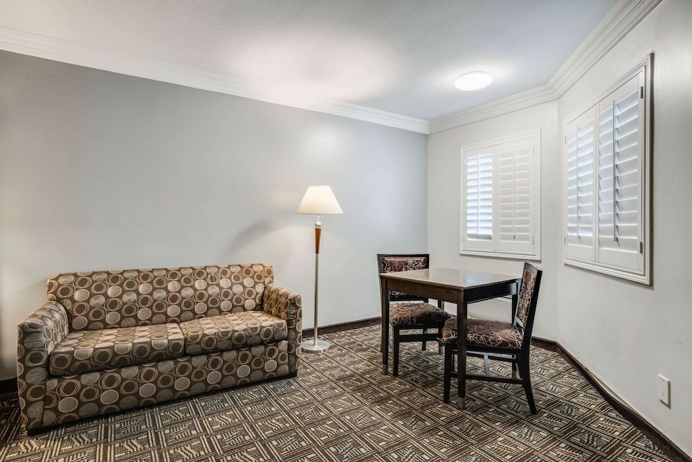 Фото Rodeway Inn Old Town Temecula