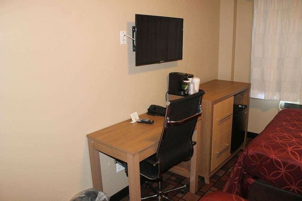 Фото Days Inn by Wyndham Brooklyn Borough Park