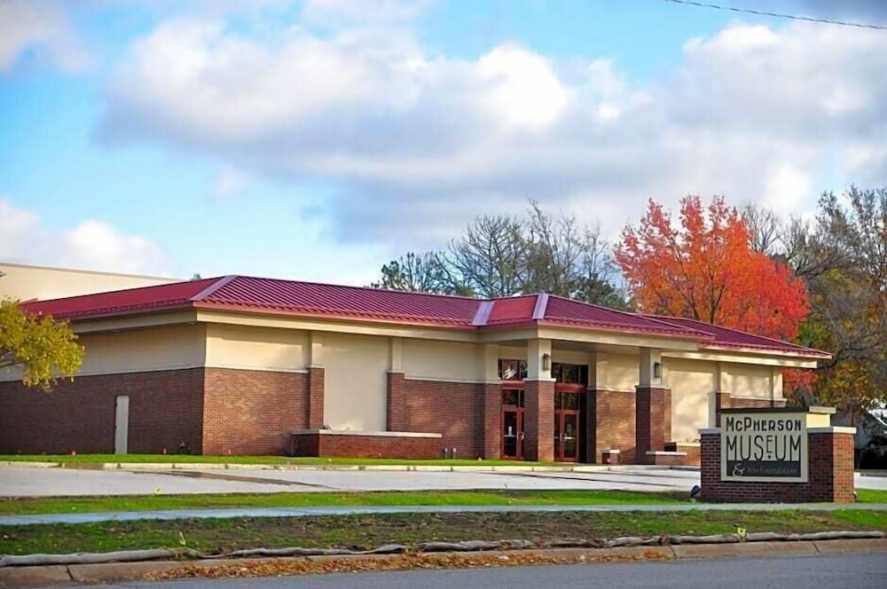 Фото Holiday Manor McPherson