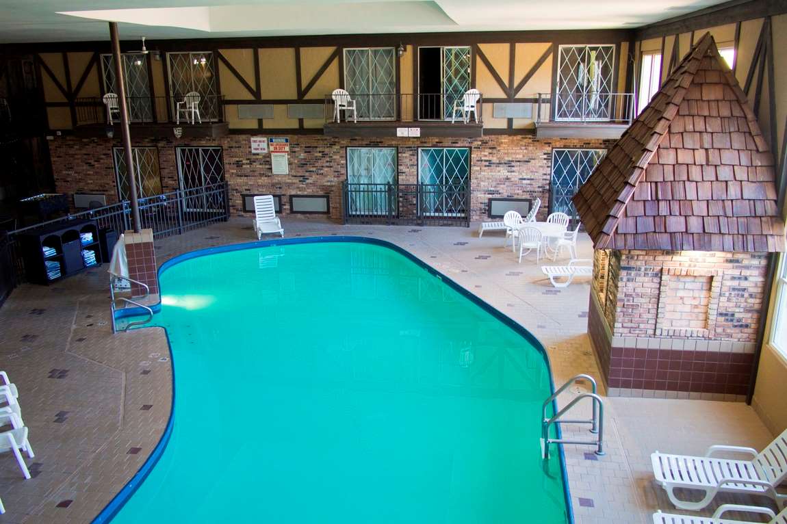 Фото Days Inn & Suites by Wyndham Coralville Iowa City