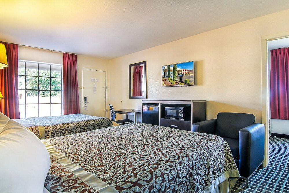 Фото Days Inn by Wyndham Market Center Dallas Love Field