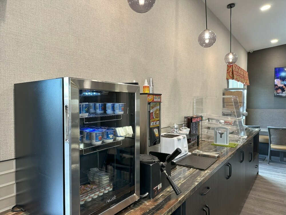 Фото Econo Lodge Inn & Suites Lethbridge